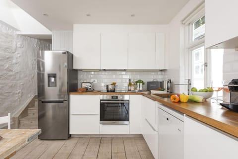 Coffee/tea facilities, Kitchen or kitchenette, dishwasher, oven, stove, toaster, kitchen