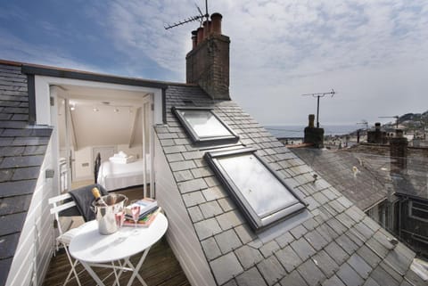 Property building, Bed, View (from property/room), Balcony/Terrace, Seating area, Bedroom