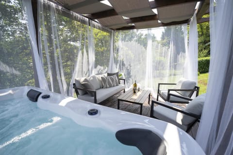 Garden, Hot Tub