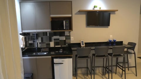 Kitchen or kitchenette, Dining area, minibar, stove