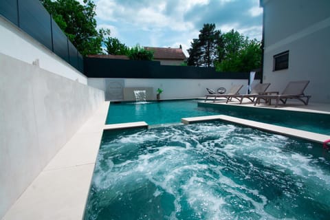 Day, Natural landscape, Hot Tub, Hot Tub, Pool view, Swimming pool, Swimming pool, sunbed