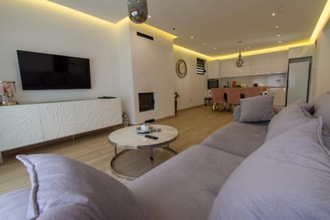 TV and multimedia, Living room, Seating area, Dining area, fireplace, kitchen