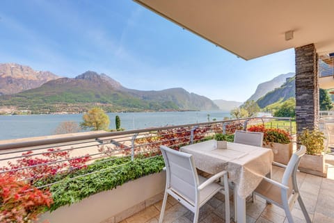 Patio, Balcony/Terrace, Dining area, Lake view, Mountain view