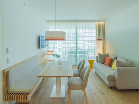 TV and multimedia, Living room, Decorative detail, Seating area, Dining area