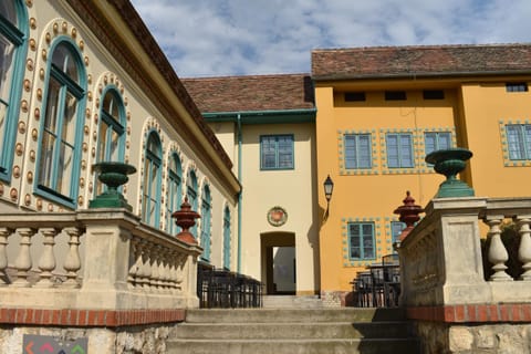 Property building, Nearby landmark, Facade/entrance, Neighbourhood