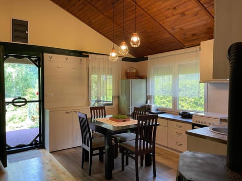 Dining area, kitchen
