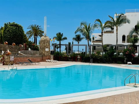 Day, Swimming pool, Swimming pool, sunbed