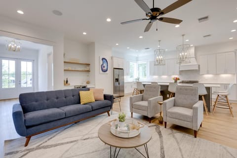 Coastal Waveland House half Block to Pub Beach House in Waveland