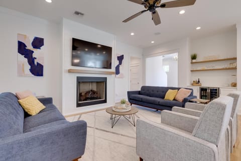 Coastal Waveland House half Block to Pub Beach House in Waveland