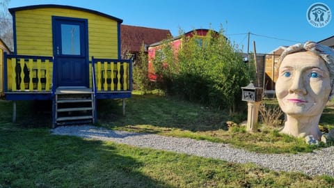 Roulotte et Jacuzzi de Rachel au Domaine du Reuze House in Flanders