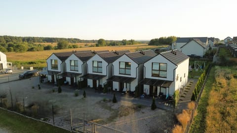 Property building, Facade/entrance, Day, Neighbourhood, Natural landscape, Bird's eye view, Other, Other, Other, Seating area, Street view