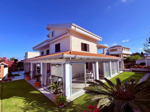 Property building, Restaurant/places to eat, Breakfast