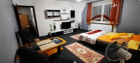 Bed, TV and multimedia, Photo of the whole room, Seating area, Bedroom
