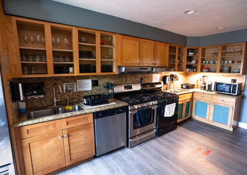 Coffee/tea facilities, Communal kitchen, dishwasher, oven, stove, toaster