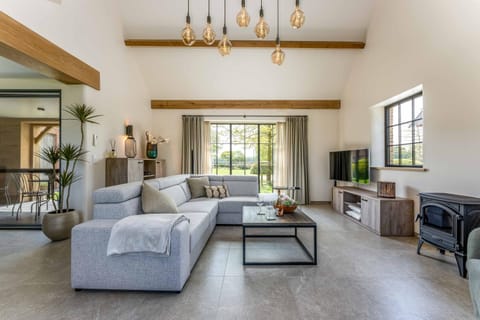 TV and multimedia, Living room, Seating area, Evening entertainment