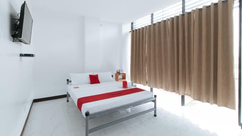 Bed, TV and multimedia, Photo of the whole room, Bedroom, towels