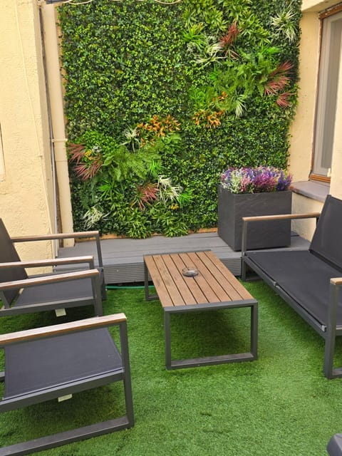 MAISON CLIMATISEE ,2 CHAMBRES, PARKING compris House in La Ciotat