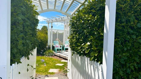 Property building, Spring, Day, Natural landscape, Garden, Garden view