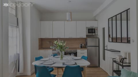 Kitchen or kitchenette, Dining area