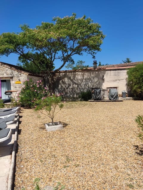 Ardèche les cigales, studio murier piscine partagée Bed and Breakfast in Grospierres