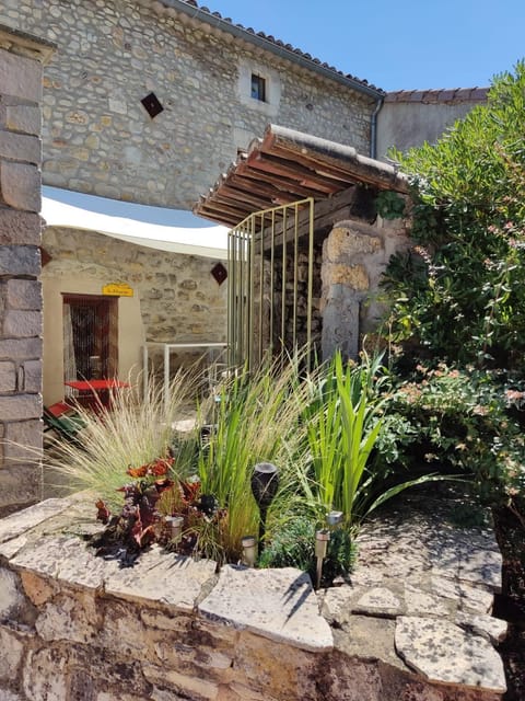 Ardèche les cigales, studio murier piscine partagée Bed and Breakfast in Grospierres
