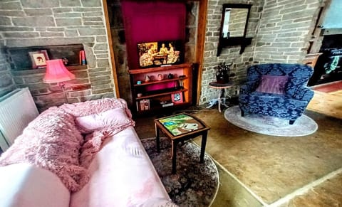 Hebden Bridge - House - Sleeps 8 - Pet Friendly House in Hebden Bridge