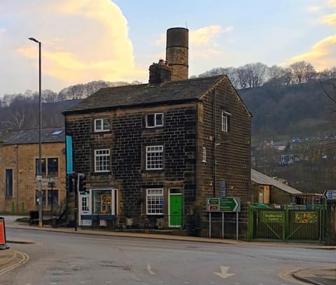 Hebden Bridge - House - Sleeps 8 - Pet Friendly House in Hebden Bridge