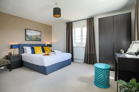 Premium 4 large double bed townhouse in Bicester, next to Bicester Village House in Cherwell District