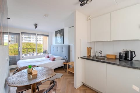 Coffee/tea facilities, Kitchen or kitchenette, Living room, Photo of the whole room, Dining area, Bedroom, stove, toaster