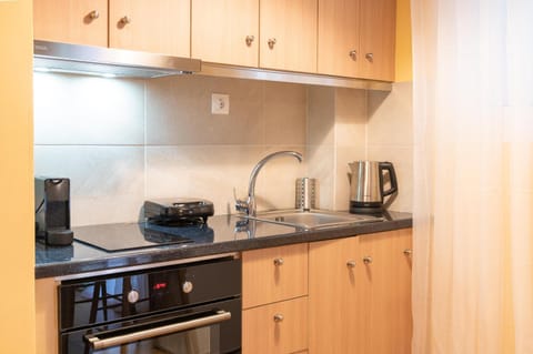 Coffee/tea facilities, Kitchen or kitchenette, stove, toaster