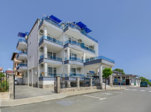 Property building, Day, Neighbourhood, Street view, Location, Parking