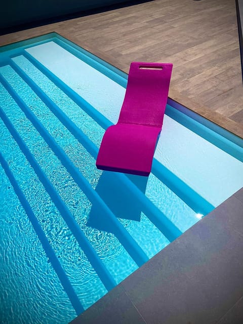 Property building, Solarium, Pool view, Swimming pool, sunbed