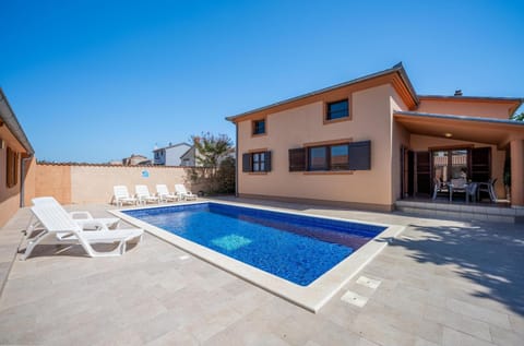 Property building, Patio, Day, Pool view, Swimming pool, sunbed