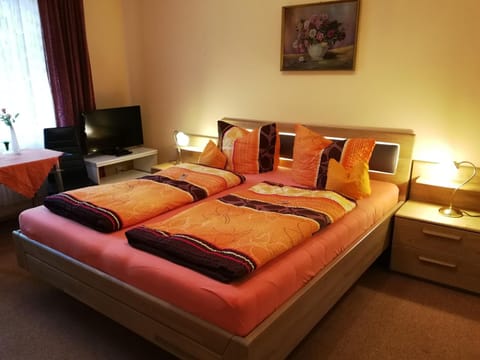 Nearby landmark, Bed, Natural landscape, Photo of the whole room, Bedroom, Garden view, Landmark view, Mountain view, Family