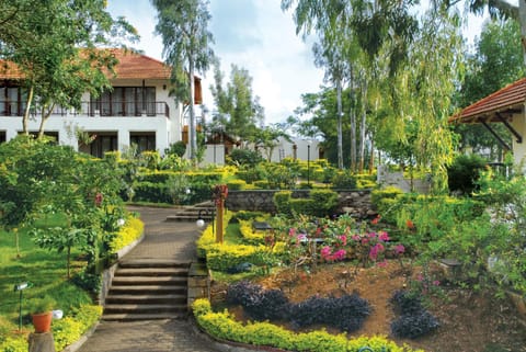 Property building, Facade/entrance, Natural landscape, Garden, Garden view