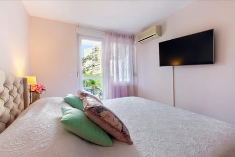 Bed, TV and multimedia, Bedroom