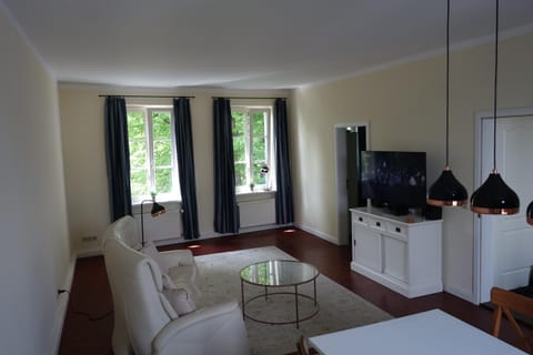 Communal lounge/ TV room, TV and multimedia, Living room, Seating area