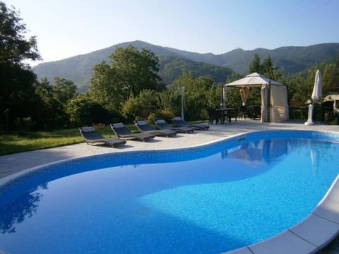 Mountain view, Pool view