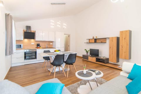 Communal lounge/ TV room, TV and multimedia, Kitchen or kitchenette, Living room, Dining area, oven, toaster