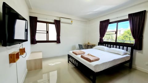 Photo of the whole room, Bedroom, Mountain view