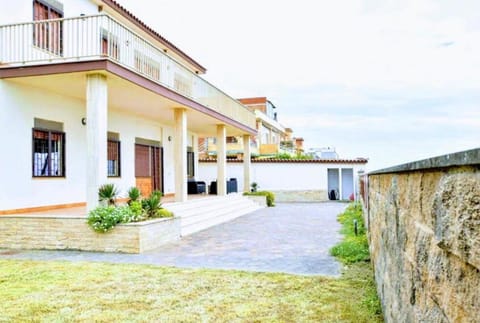 Property building, Facade/entrance, Garden, Sea view