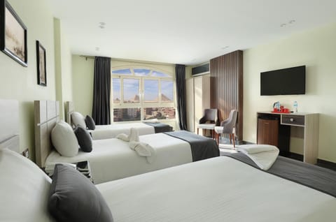 Communal lounge/ TV room, Bed, TV and multimedia, Living room, Photo of the whole room, Seating area, Evening entertainment, Bedroom