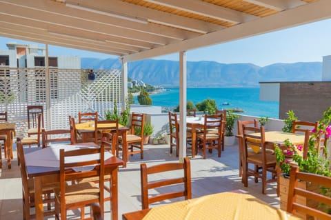 Restaurant/places to eat, Restaurant/places to eat, Balcony/Terrace, Balcony/Terrace, Lounge or bar, Dining area, Sea view