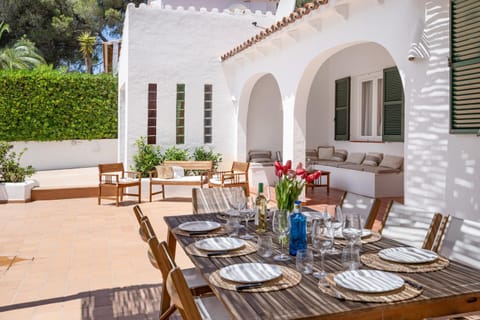 Patio, Day, Seating area, Dining area
