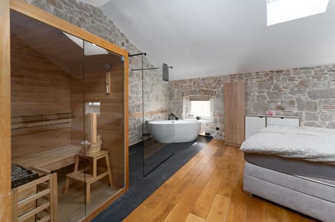 Photo of the whole room, Bath