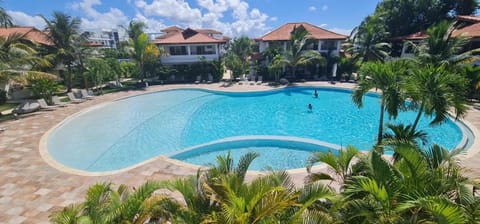 Property building, Spring, Pool view, Swimming pool, sunbed