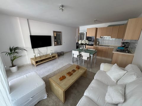 TV and multimedia, Kitchen or kitchenette, Living room, Dining area