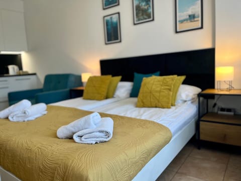 Bed, Living room, Bedroom, towels