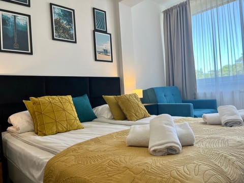 Bed, Living room, Bedroom, towels