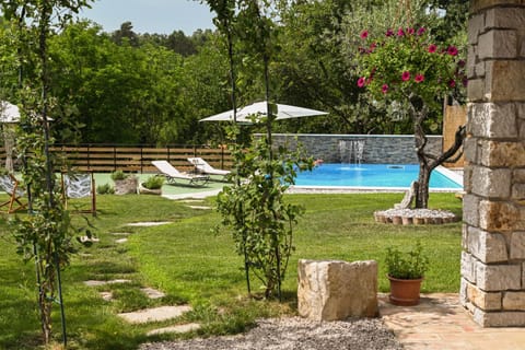 Natural landscape, Seating area, Area and facilities, Swimming pool, sunbed